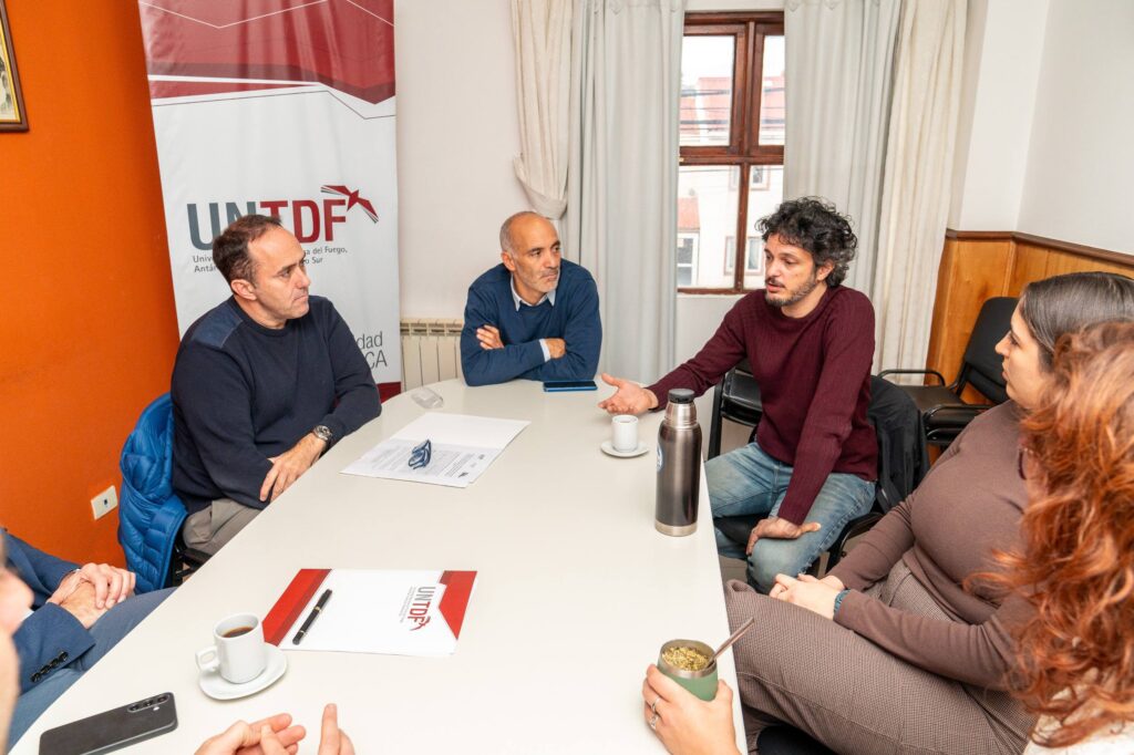 Equipos de FINNOVA y UNTDF en reunión de trabajo
