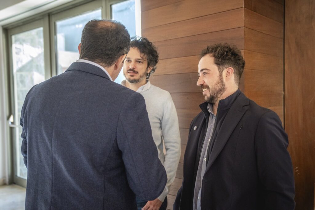 Conversación entre asistentes tras la firma del convenio entre FINNOVA y la Dirección Nacional del Antártico