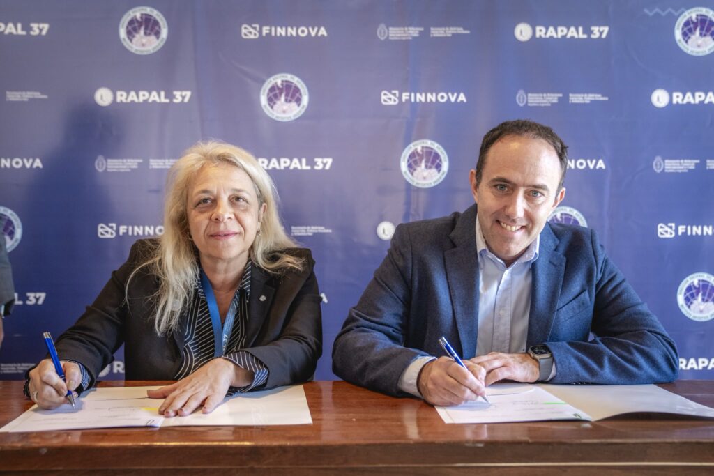 Firma del convenio entre FINNOVA y la Dirección Nacional del Antártico durante la RAPAL 37, con Ramiro Requejado y Paola Iris Di Chiaro firmando