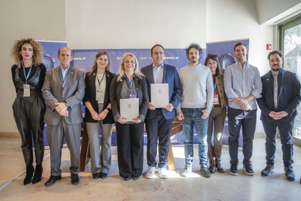 Foto grupal tras la firma del convenio entre FINNOVA y la Dirección Nacional del Antártico, con las carpetas del acuerdo en mano