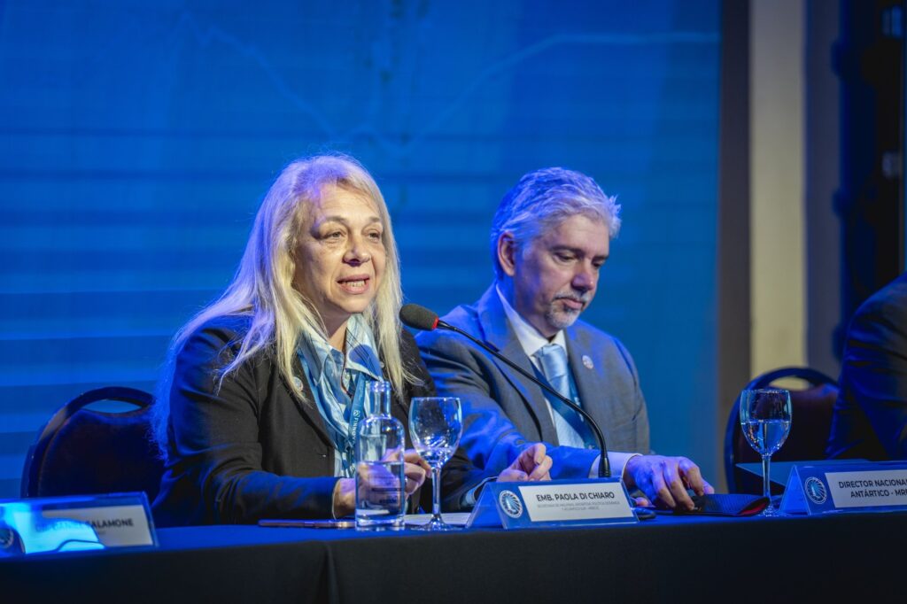 La secretaria de Malvinas, Antártida, Política Oceánica y Atlántico Sur habla al micrófono, junto al director nacional del Antártico