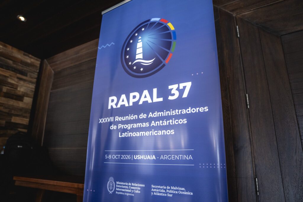 Cartel de la XXXVII RAPAL, del 5 al 8 de octubre de 2026 en Ushuaia, con el logo del faro y los nombres de los organismos oficiales