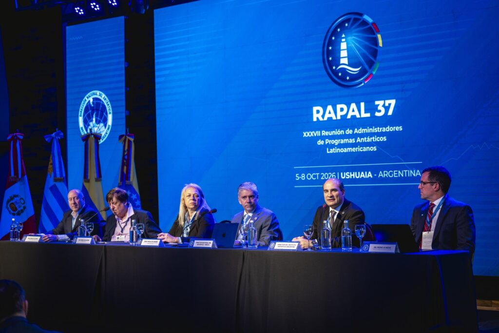Seis autoridades en la mesa de apertura de la sesión plenaria, frente a la pantalla de la RAPAL 37 y las banderas de los países