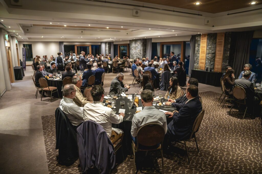 Salón de la cena oficial de clausura de la RAPAL, con las mesas servidas y los asistentes sentados