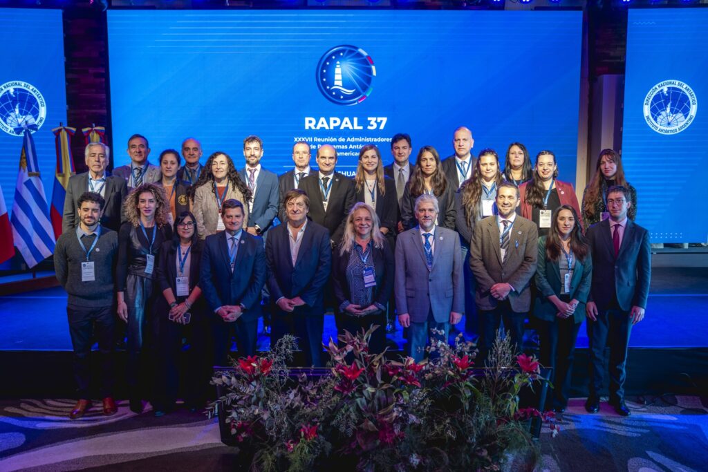 Delegados reunidos en la ceremonia de clausura de la XXXVII RAPAL, en el escenario frente al telón del evento